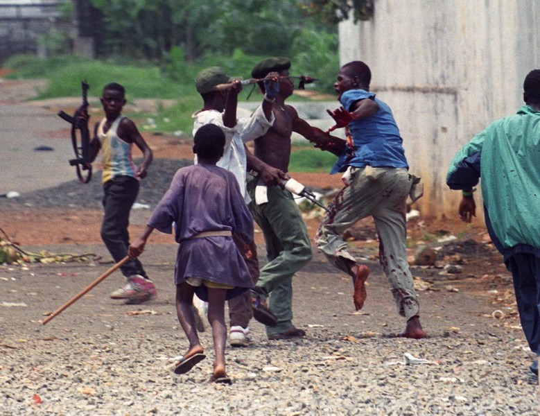 Liberia: Quốc gia nhỏ bé nằm dọc bờ biển phía tây của châu Phi, Liberia trở nên bất ổn trong vòng 1 năm qua do hậu quả của quá trình chuyển sang chế độ dân chủ chậm trễ và xây dựng lại cơ sở hạ tầng quốc gia. Quốc gia này vẫn phải vật lộn với tình trạng người tị nạn ở mức cao và vấn đề di dân, vốn là hậu quả của cuộc nội chiến tàn khốc kéo dài 14 năm.